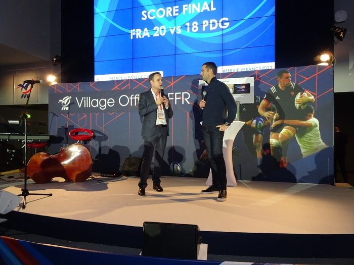 Animateur événementiel Tournoi des 6 Nations au Stade de France, fin du Match France - Pays de Galles avec Victoire du XV de France 20-18, débrief avec Armel Le Cleac'h Vainqueur du Vendée Globe 2016 face au Gallois Alex Thomson, Parallèle entre les 2 événements samedi 18 mars 2017 