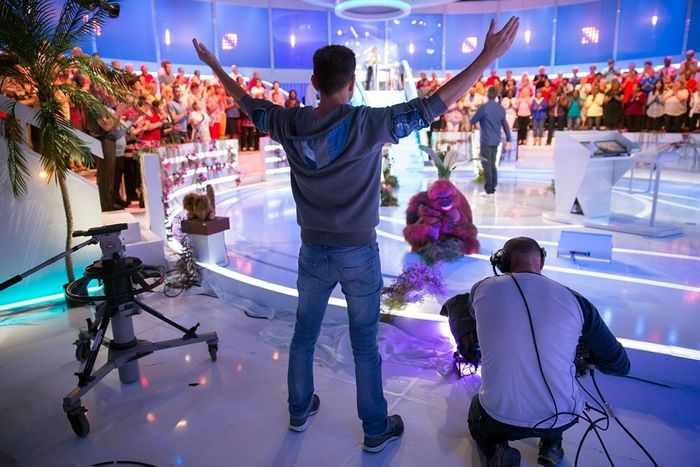 Chauffeur de Salle pour Les 12 Coups de Midi sur TF1 depuis sa première diffusion le lundi 28 juin 2010, émission orchestrée par Jean-Luc Reichmann 

article Téléobs du 25 août 2016

http://teleobs.nouvelobs.com/la-selection-teleobs/20160823.OBS6703/chauffeur-de-salle-le-metier-de-l-ombre-qui-electrise-le-plateau.html
 