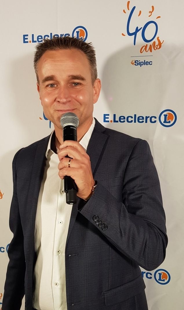 Animateur événementiel 40 ans de la Siplec Warner Music France à Paris lundi 27 mai 