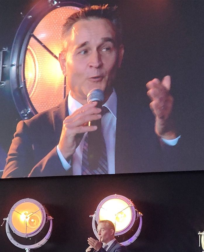 Animateur événementiel
Speaker
Présentateur
Chauffeur de Salle
Contactez-moi 06 66 10 22 93
Facebook Bruno Cosquer
Instagram cosquerbruno